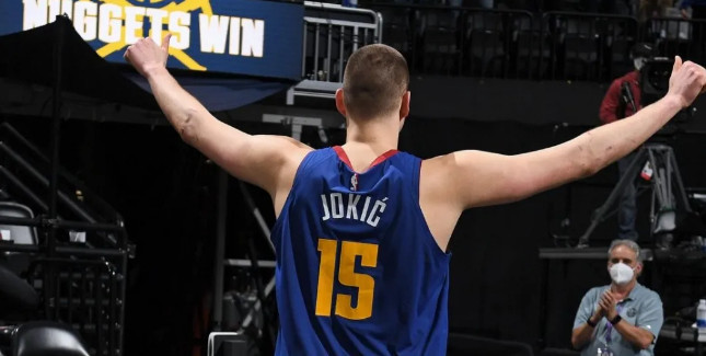  约基奇蝉联常规赛MVP创历史  