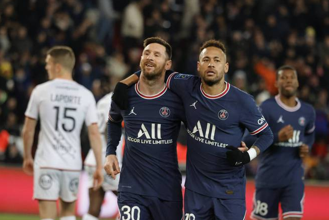  巴黎圣日耳曼三球完胜里昂稳居榜首  