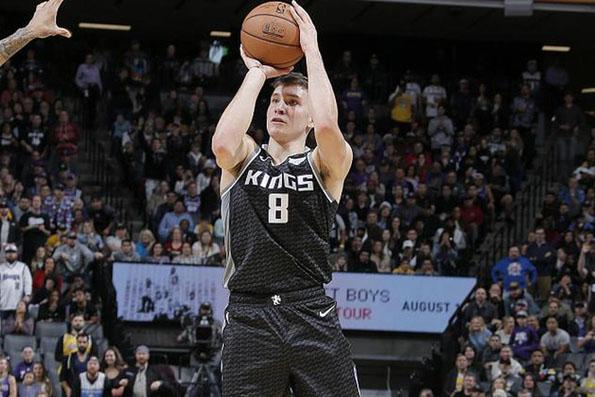  利拉德压哨三分雨，雄鹿绝杀公牛  