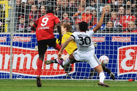  弗赖堡主场坚守防线，零封拜仁创十年纪录  