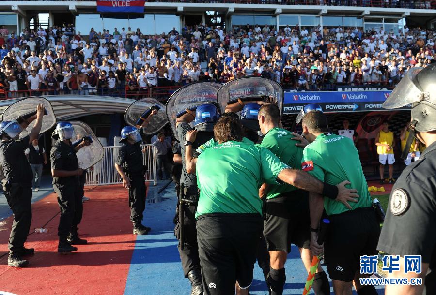  雷恩主场球迷冲突导致比赛中断  